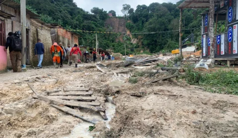 ‘Parecia avião caindo, ouvi gritos’, diz venezuelana em local de tragédia que matou 8 em Manaus