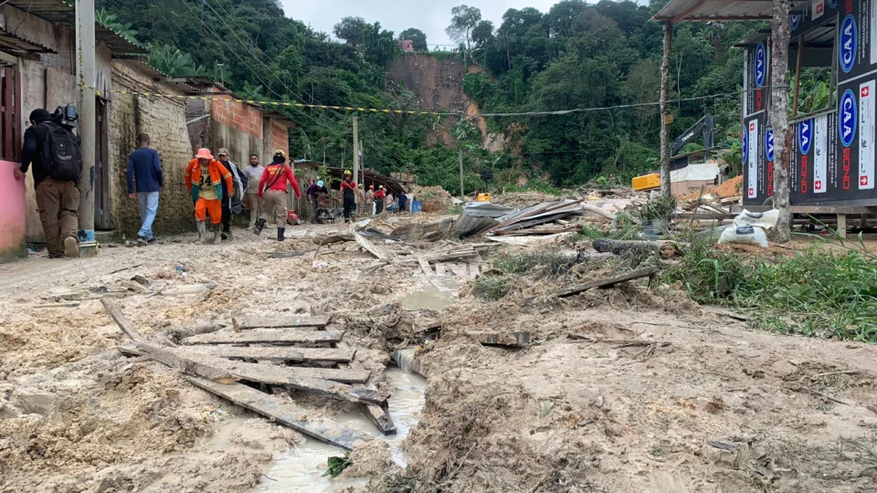 ‘Parecia avião caindo, ouvi gritos’, diz venezuelana em local de tragédia que matou 8 em Manaus