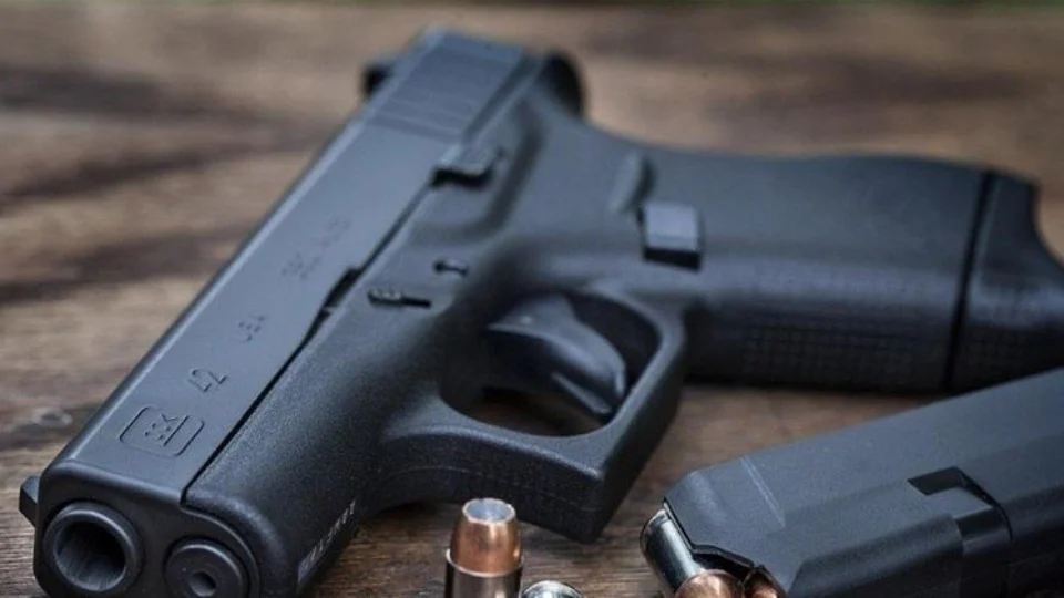 Adolescente de 12 anos morre baleado ao manusear arma do avô em MS