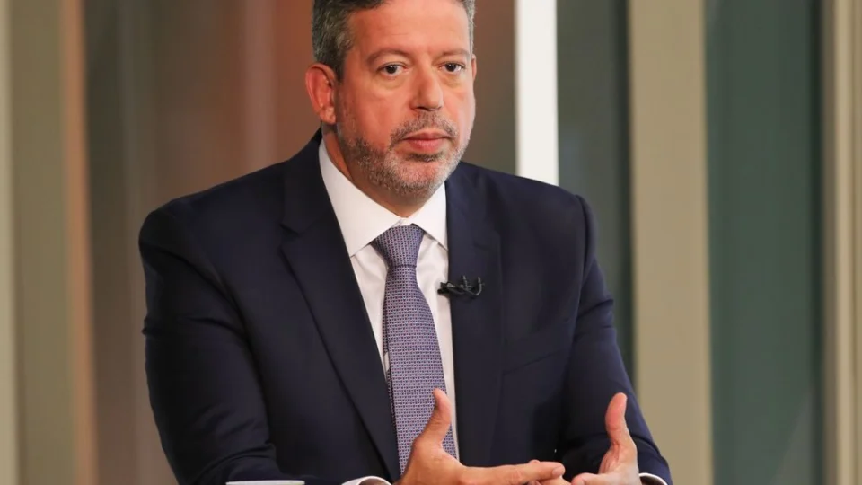 Arthur Lira anuncia prorrogação da Lei de Licitações para março de 2024