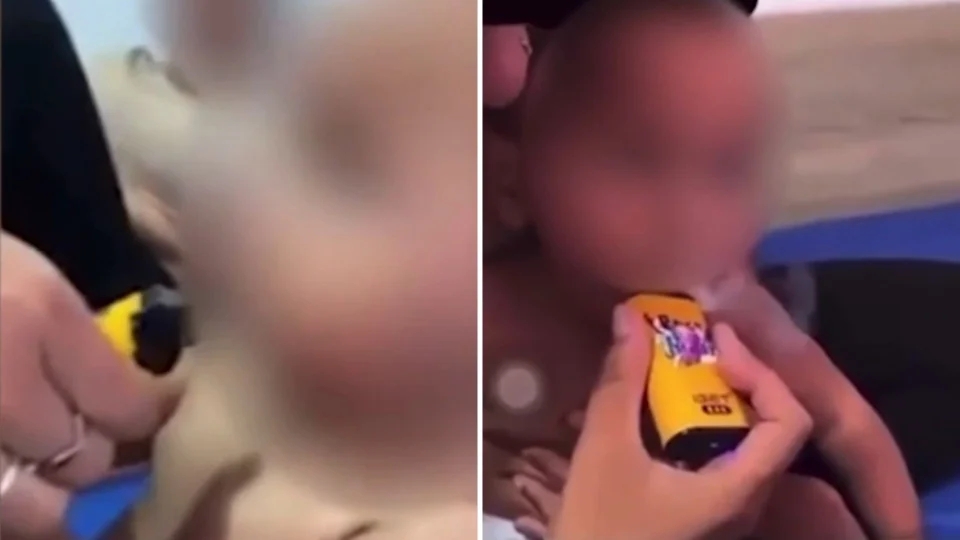 VÍDEO: bebê de 11 meses traga cigarro eletrônico na Austrália e mãe apenas ri
