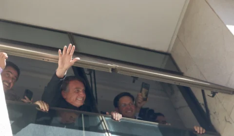 Bolsonaro ouve aplausos e grito de ‘cadeia’ no avião ‘Harry Potter’