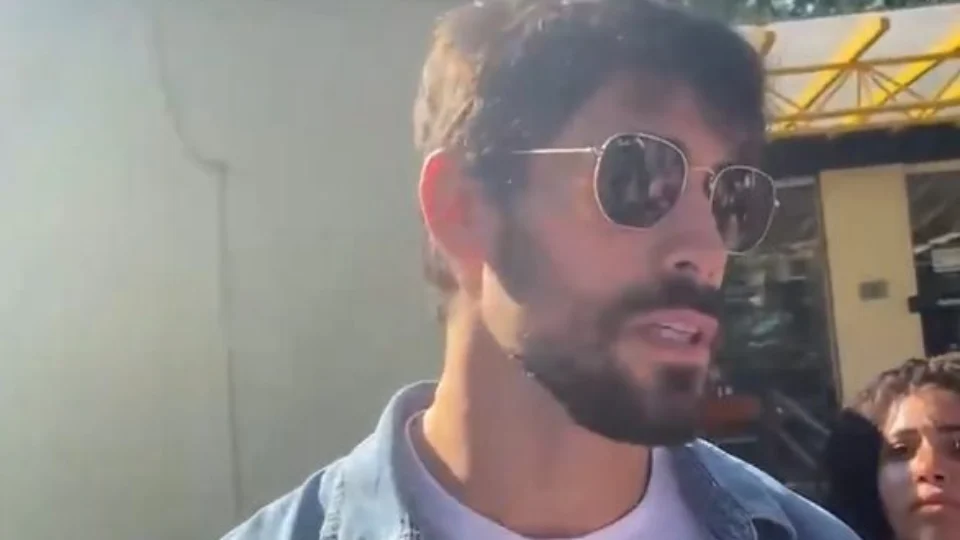 Ex-BBB Cara de Sapato presta depoimento na Delegacia da Mulher, no RJ