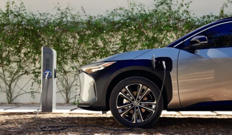 Brasileiro compra carro elétrico por status, revela pesquisa