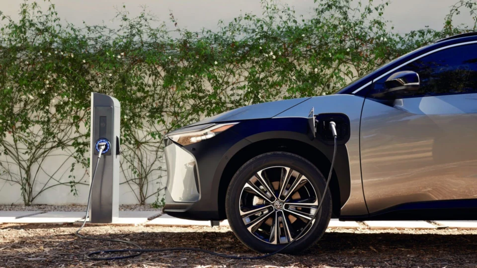 Brasileiro compra carro elétrico por status, revela pesquisa