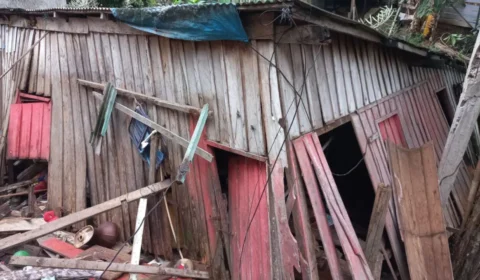 Casa de madeira desaba no bairro Compensa 3, Zona Oeste de Manaus