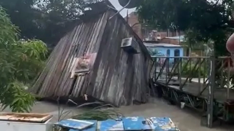 VÍDEO: ‘Sai daí’, grita moradora ao ver casas serem destruídas durante chuva em Manaus