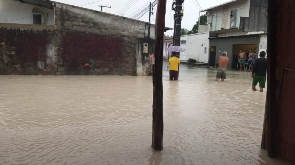 VÍDEO: chuva provoca ao menos 15 ocorrências nas zonas de Manaus