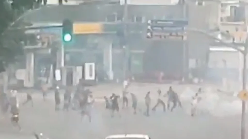 Organizadas de Flamengo e Vasco criticam atuação da PM em confusão no clássico