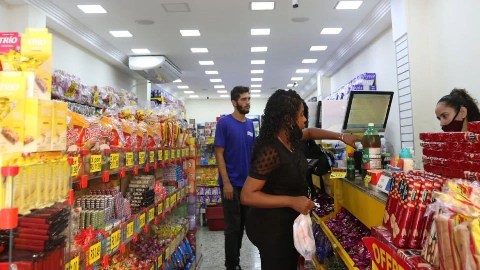 Consumo das famílias avança 0,8% e registra maior nível desde março de 2020