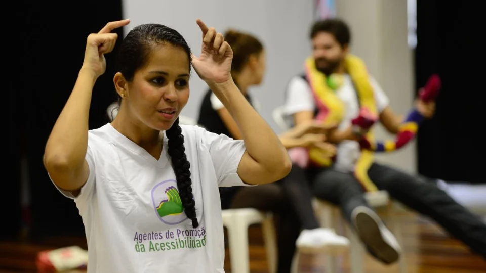 Projeto de extensão da UEA oferta curso gratuito de Libras no Amazonas