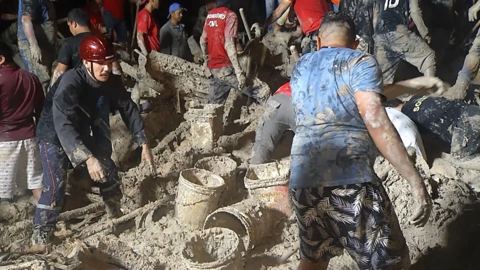 VÍDEO: deslizamento deixa 8 pessoas soterradas no Jorge Teixeira, em Manaus