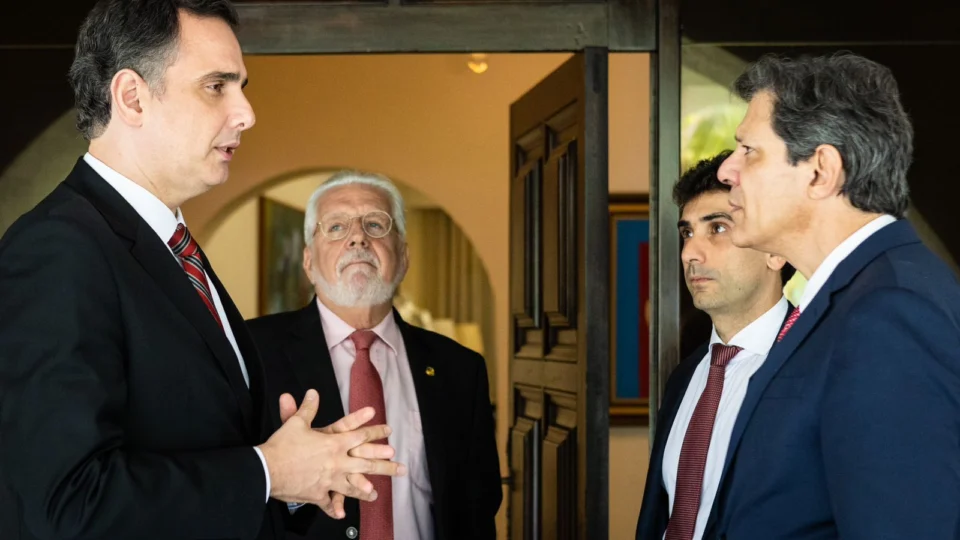 Linhas gerais do arcabouço fiscal são apresentadas a Pacheco, Lira e líderes