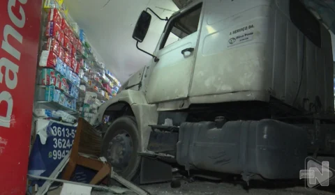 VÍDEO: drogaria é destruída em acidente com carreta na Zona Sul de Manaus
