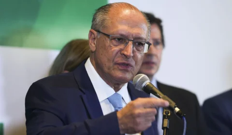 Arcabouço fiscal vai incluir curva da dívida e superávit, diz Alckmin