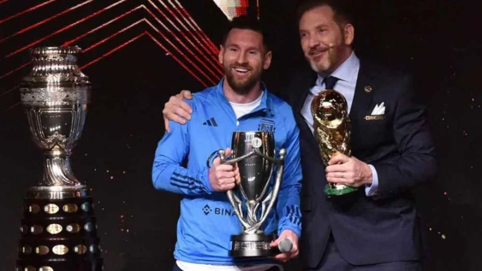 Conmebol homenageia Messi, Argentina tricampeã e Felipão