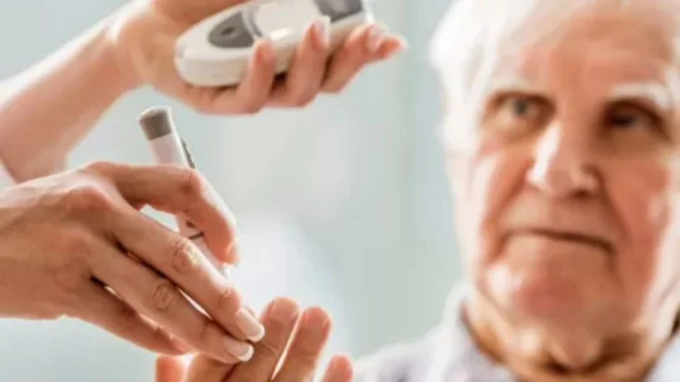 Avaliação gratuita de diabete é realizada gratuitamente para idosos em Manaus