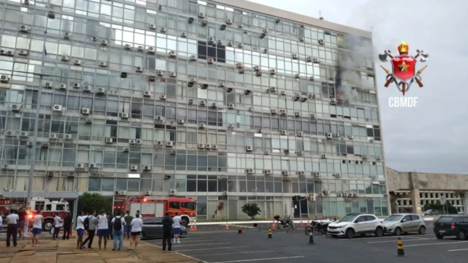 Incêndio atinge prédio do Ministério da Defesa em Brasília