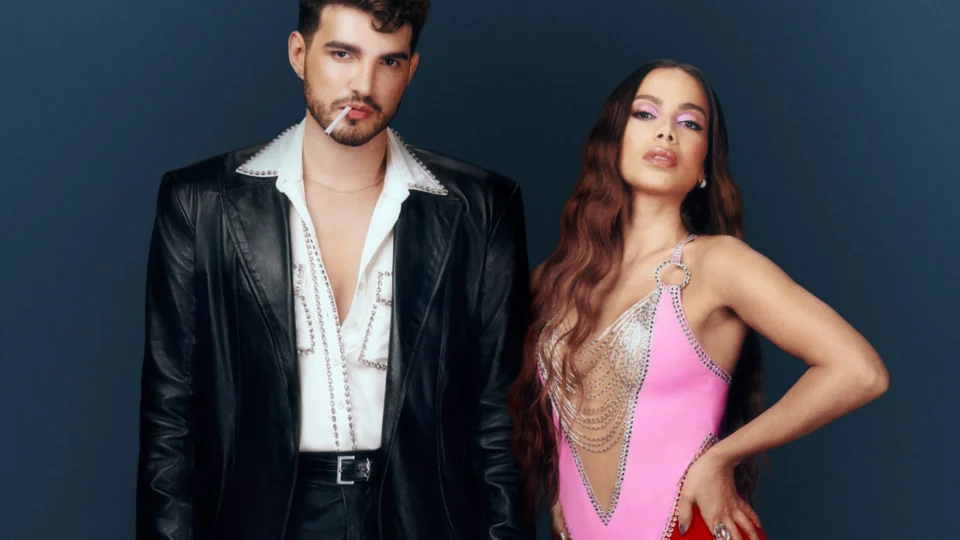 Jão e Anitta relembram sedução e glamour dos anos 60 no clipe de ‘Pilantra’