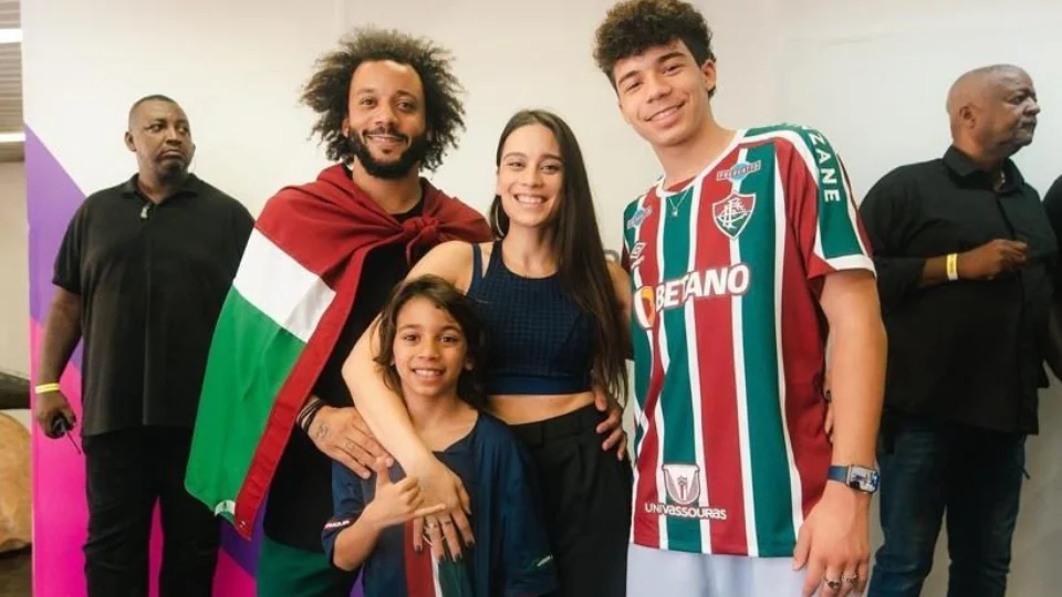 VÍDEO: Torcida do Fluminense festeja a chegada de Marcelo no Aeroporto do Galeão