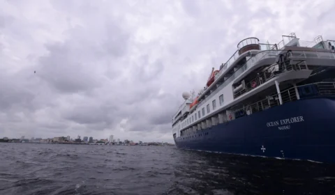 Temporada de cruzeiros: ‘Ocean Explorers’ atraca em Manaus com 250 turistas