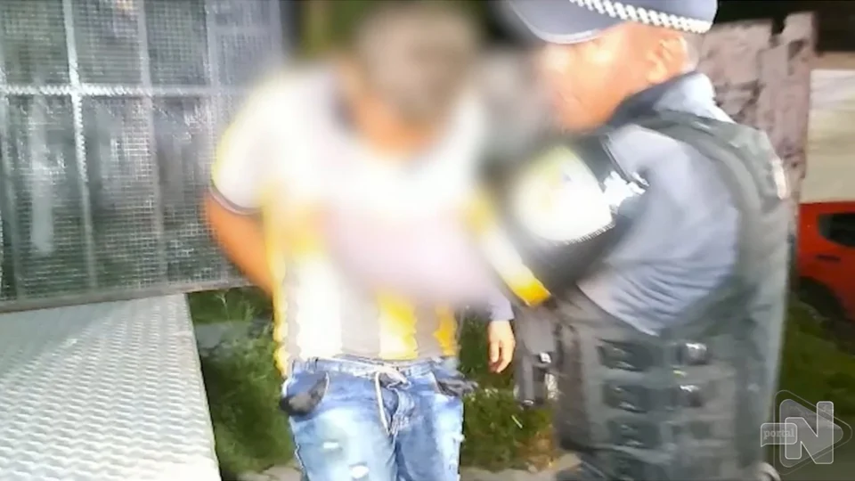 VÍDEO: polícia apreende adolescente com arma falsa e celulares em Manaus
