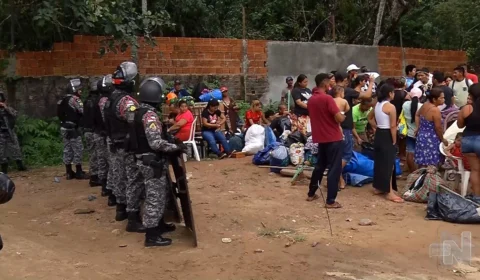 VÍDEO: policia retira famílias indígenas de invasão na Zona Oeste de Manaus