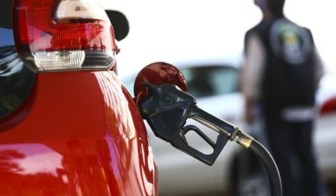 Preço médio da gasolina inicia setembro acima de R$ 6, com alta de 3,44%