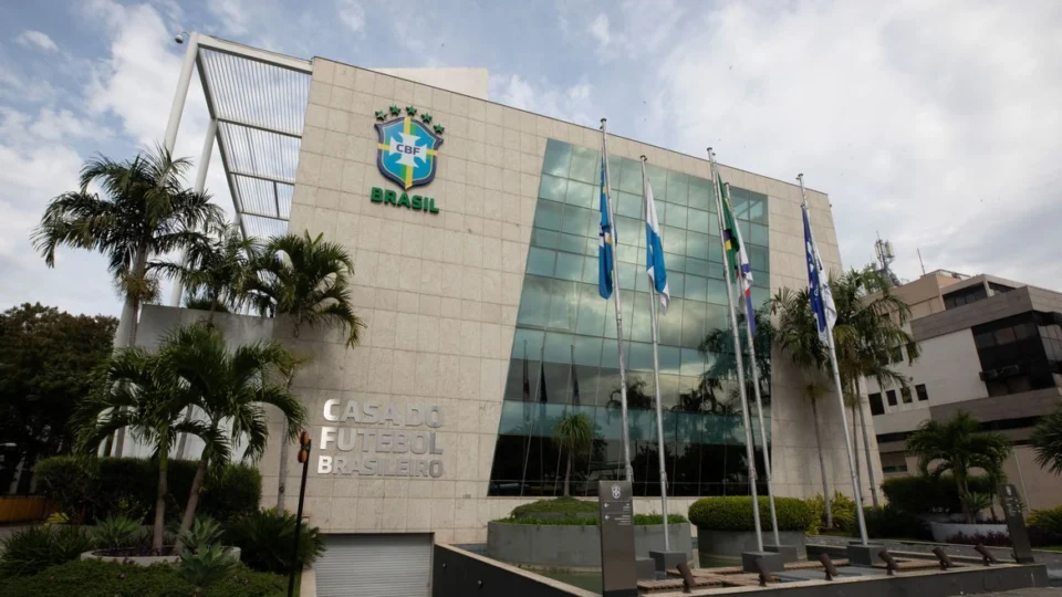 CBF registra dois casos de racismo em súmulas de futebol, um mês após adotar punição