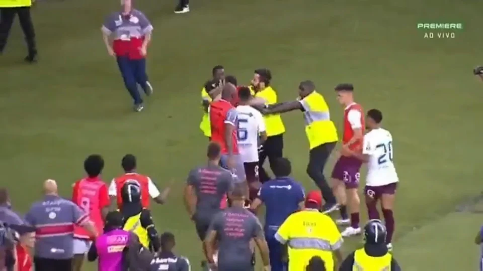 Torcedor é indiciado por lesão corporal após invadir campo com criança no RS