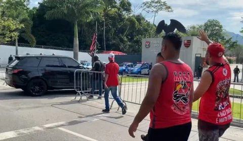 PM reforça segurança no último treino do Flamengo antes do clássico com Fluminense
