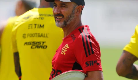 Presidente do Flamengo confirma permanência do técnico Vítor Pereira