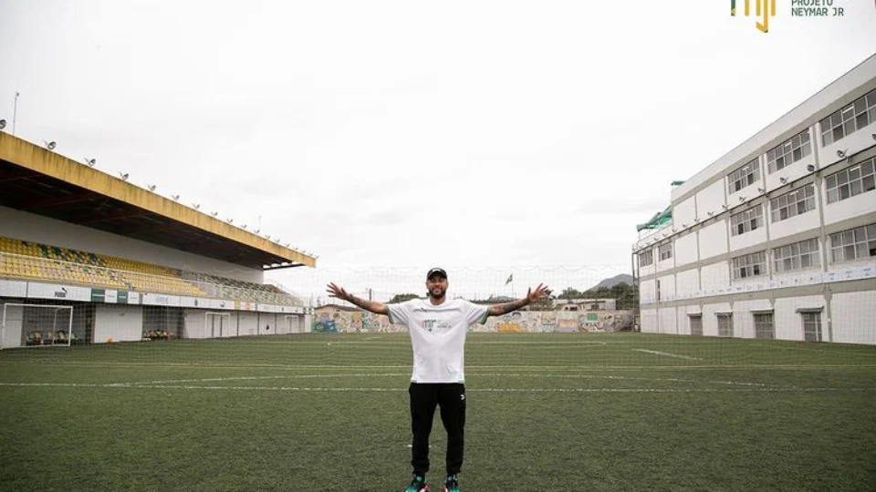 Instituto Neymar realizará 3º leilão beneficente com camisa assinada por Pelé