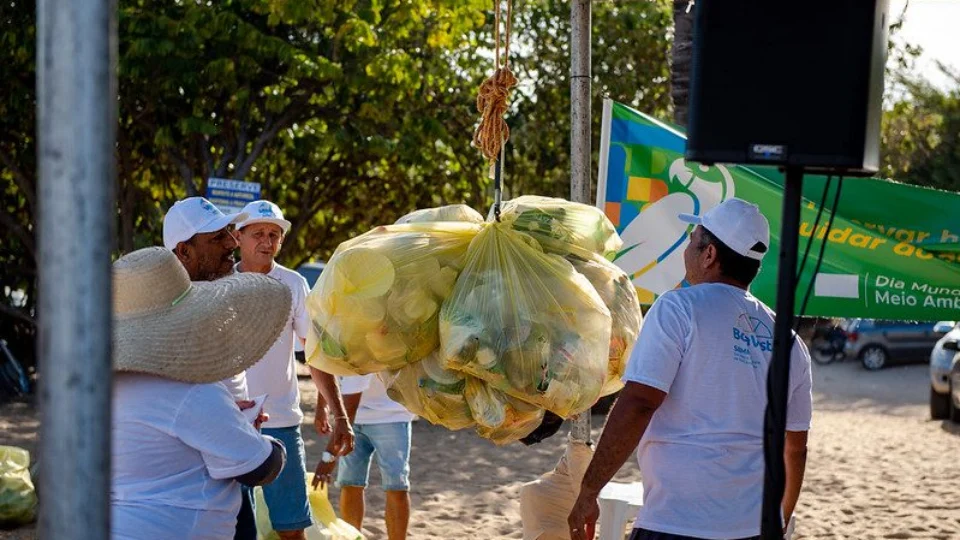 Meia tonelada de lixo é retirada em praias de Boa Vista, em Roraima