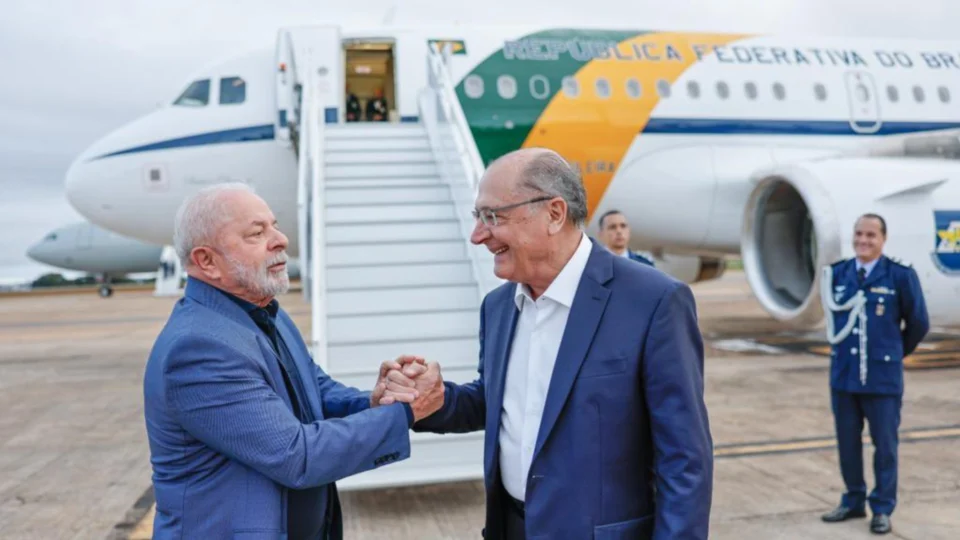 Lula embarca com comitiva para China nesta terça-feira (11)