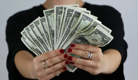 Dólar comercial inicia segunda-feira (5) vendido a R$ 4,95