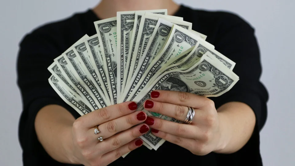 Dólar comercial inicia segunda-feira (5) vendido a R$ 4,95