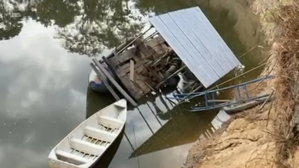 Flutuante que ajuda em coleta de água afunda e deixa cidade desabastecida em RR