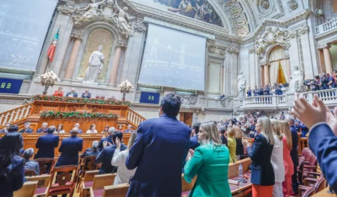 Lula encerra visita a Portugal com homenagem no Parlamento português