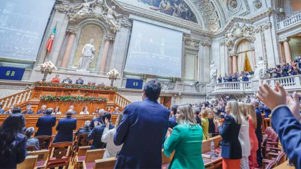 Lula encerra visita a Portugal com homenagem no Parlamento português