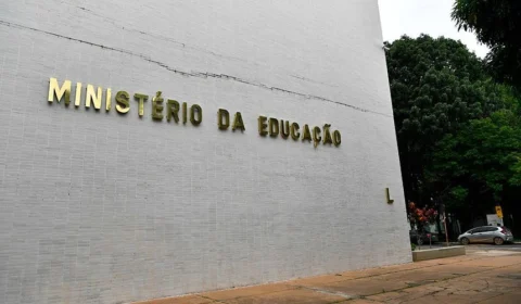 Novo Ensino Médio: MEC deve suspender calendário de implantação do modelo