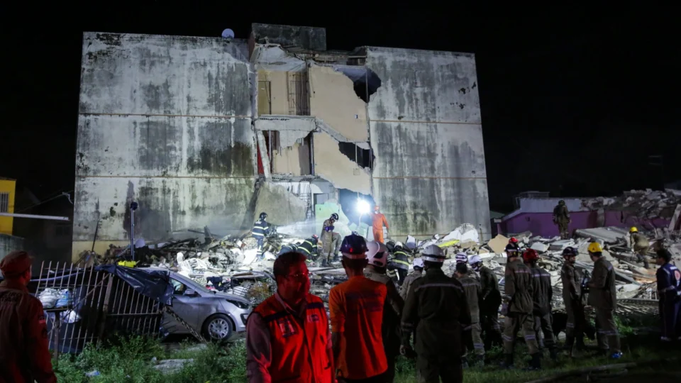 Vídeo: prédio de 3 andares desaba e mata adolescente e homem em Olinda-PE