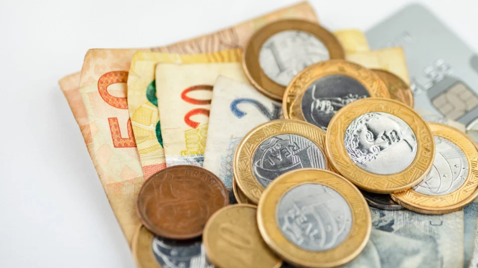 Caixa libera abono salarial para nascidos em maio e junho nesta segunda, 17