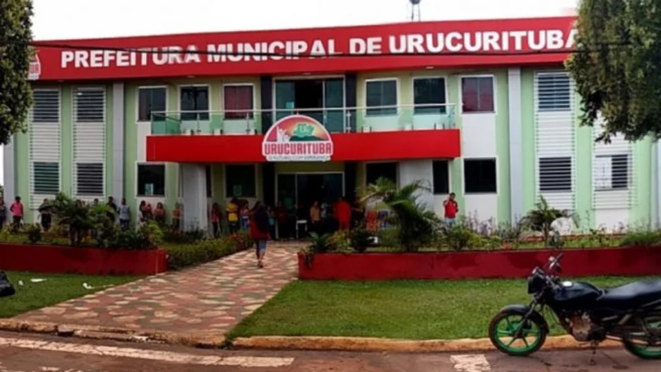 Justiça do Amazonas condena prefeito de Urucurituba e irmã por nepotismo