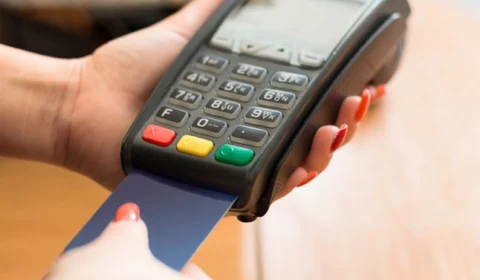 Saiba como identificar e evitar golpe do cartão trocado em Manaus