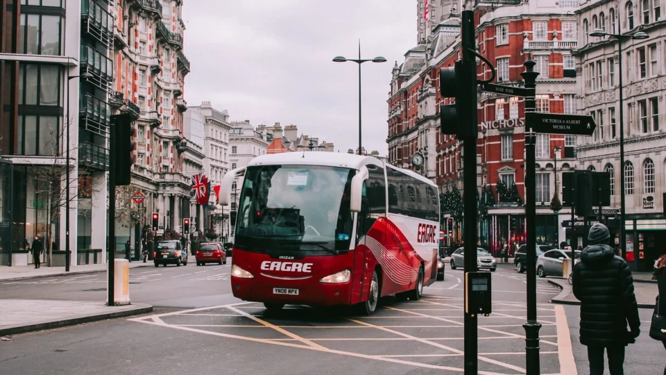 Reino Unido investe em inteligência artificial para Saúde e Educação