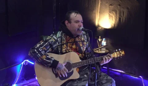 Morre vocalista da banda ‘O Surto’, Reges Bolo, aos 52 anos em Porto Alegre