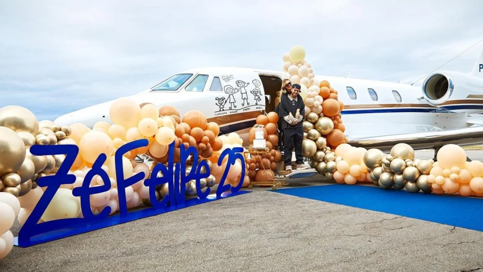 Presente de aniversário: Zé Felipe ganha avião de US$ 10 milhões de Virginia