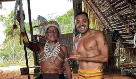 Tirullipa passeia pelo Rio Negro e visita tribo indígena em Manaus