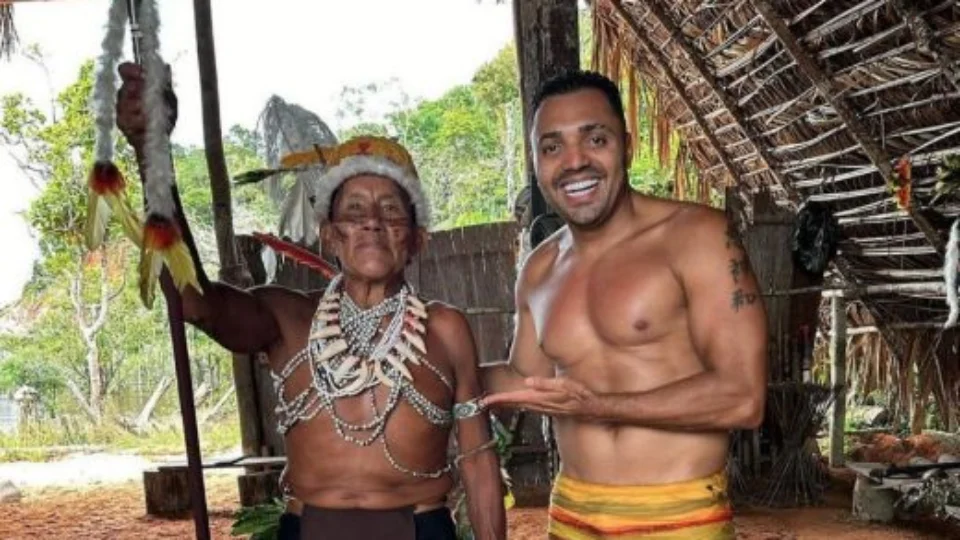 Tirullipa passeia pelo Rio Negro e visita tribo indígena em Manaus